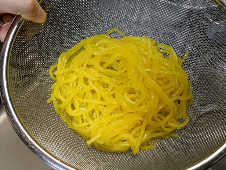 低たんぱく麺をザルにあげ冷水でしめます