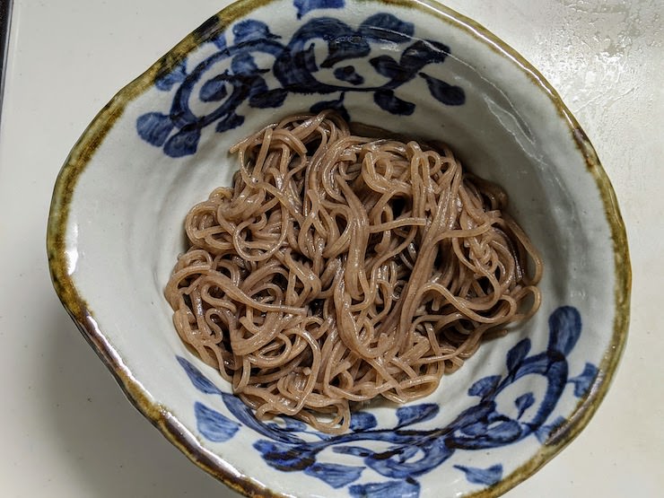 水洗いしたお蕎麦を器に盛ります