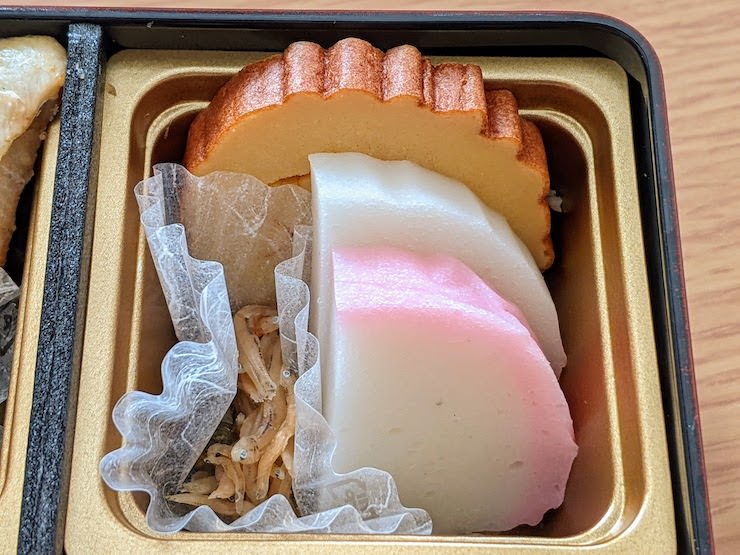 伊達巻、ちりめん山椒、かまぼこ