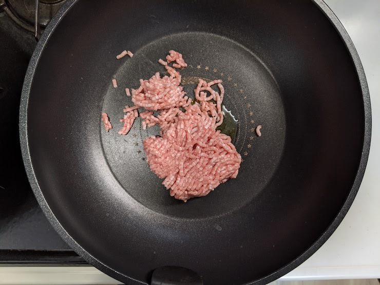 豚ひき肉を炒めます