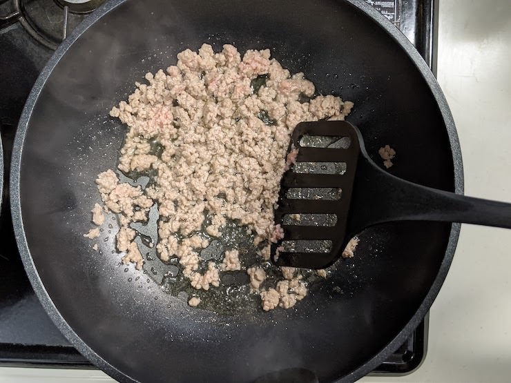 豚ひき肉に火が通るまで炒めました