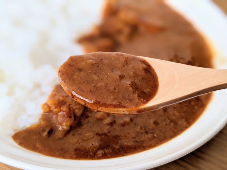 鰹節の風味が効いたチキンカレーです