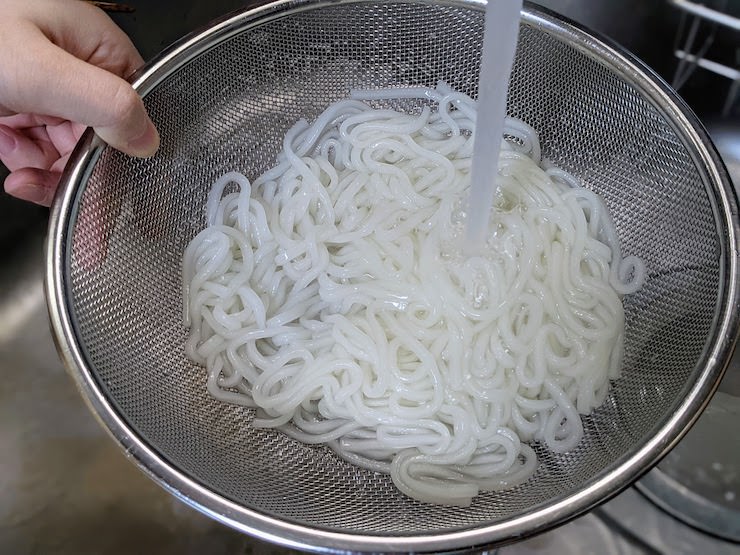 ザルにあげ流水でしっかり洗います