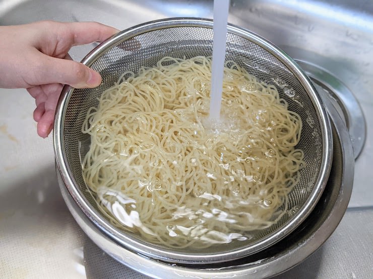 麺は冷水でしめます