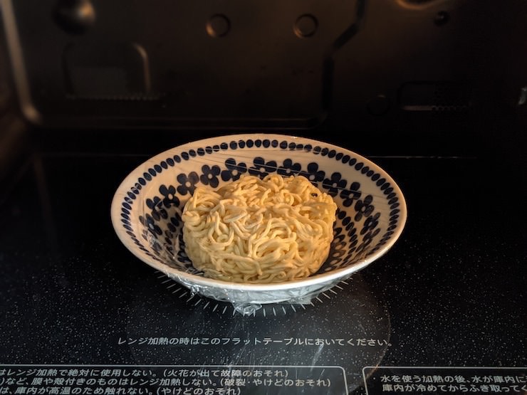 凍ったままの中華麺をレンジで温めるだけ