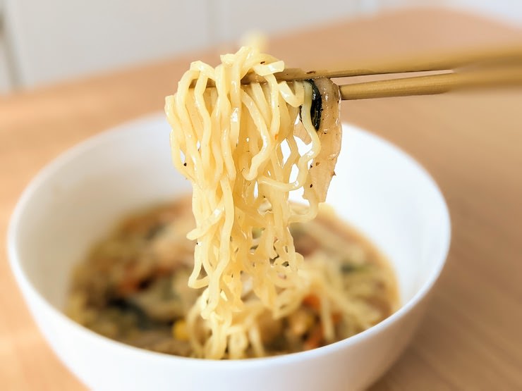 麺は細ちぢれの中華麺