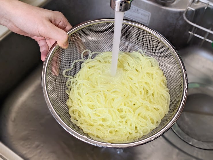 水にさらしてヌメリを取ります