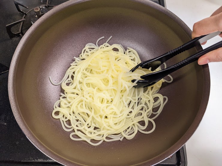 水にさらした麺をフライパンで炒めていきます