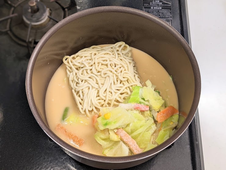 沸騰したらスープ、具材、麺を全て投入