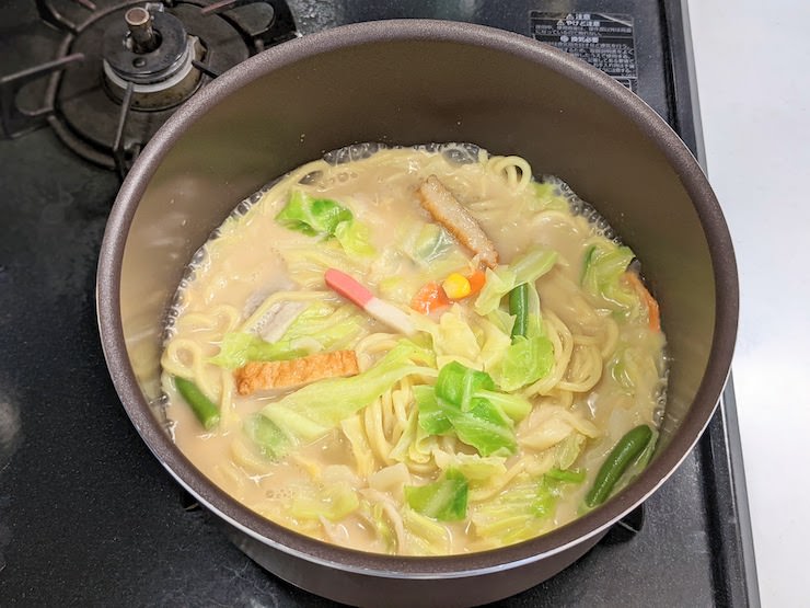 麺をほぐしながら2分間ほど強火で再沸騰